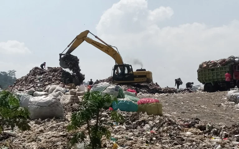 Tempat Pembuangan Akhir (TPA) Blondo di Kecamatan Bawen, Kabupaten Semarang, kini berada di fase over capacity, menerima kiriman 200 ton sampah per hari dari 161 tempat pembuangan sampah (TPS) setempat. TPA Blondo, yang seluas 5,7 hektare dan dibangun pada tahun 2009 dengan masa pemakaian 10 tahun, seharusnya sudah tidak digunakan sejak 2019.