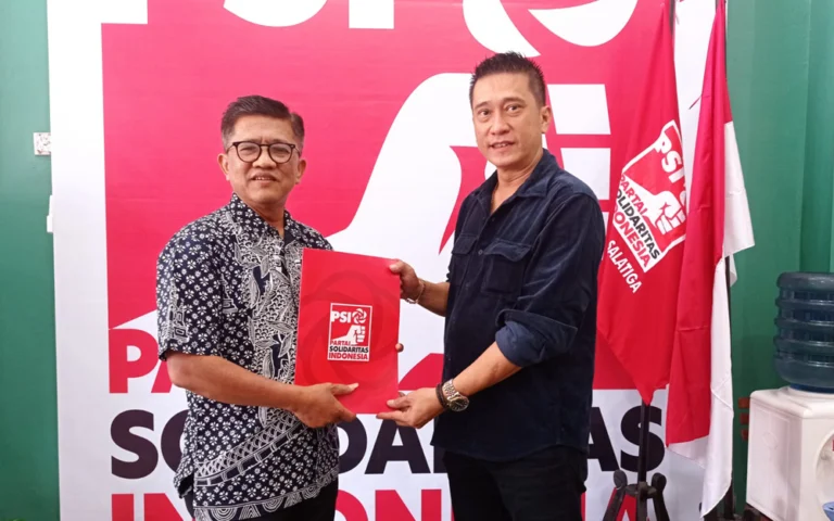 Bakal Calon Wali Kota Salatiga, Thomas Suyanto, mengembalikan formulir ke DPD PSI Kota Salatiga pada Rabu (31/7/2024), berharap mendapat dukungan dari kelompok millenial. Thomas telah menjalin komunikasi intens dengan berbagai partai dan tokoh masyarakat di Kota Salatiga sejak April.