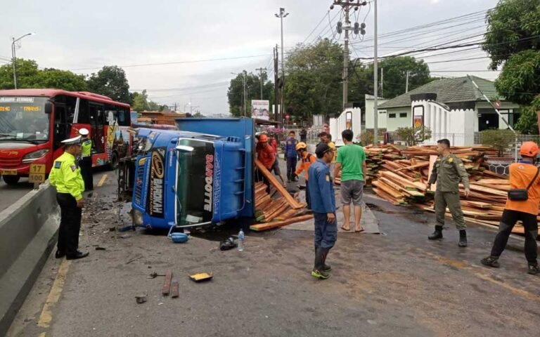 Kecelakaan tunggal terjadi di perbatasan Kabupaten Semarang dengan Kota Semarang, di depan kantor Perbekalan dan Angkutan Kodam IV/Diponegoro, ruas Jalan Diponegoro Ungaran, Kamis (4/7/2024). Truk bermuatan kayu bernomor polisi R1316NE yang dikemudikan Suwarno (34) dari Kebumen terguling akibat pengemudi mengantuk. Akibatnya, balok kayu mahoni dan mangga tercecer di jalan, menyebabkan kemacetan.