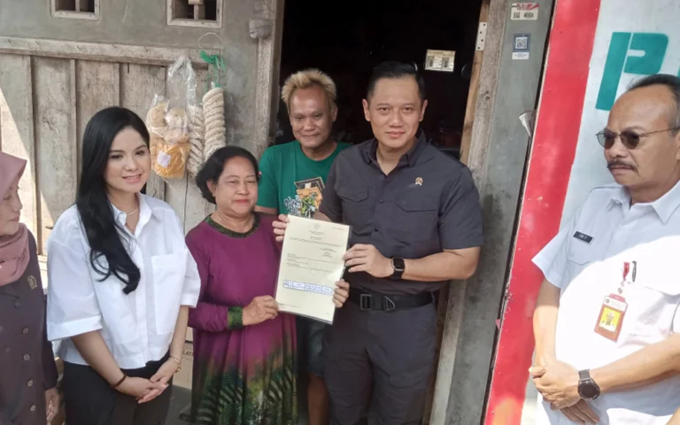 Umiati (66), warga Dusun Krajan, Desa Wonorejo, Pringapus, Kabupaten Semarang, akhirnya merasa lega setelah menerima sertipikat hak milik atas tanah dan bangunan yang ia huni selama belasan tahun. Setelah menunggu selama 15 tahun, Umiati memperoleh sertipikat tersebut melalui program Pendaftaran Tanah Sistematis Lengkap (PTSL) yang diserahkan langsung oleh Menteri ATR/BPN, Agus Harimurti Yudhoyono (AHY), di Desa Wonorejo pada Sabtu (13/7/2024).