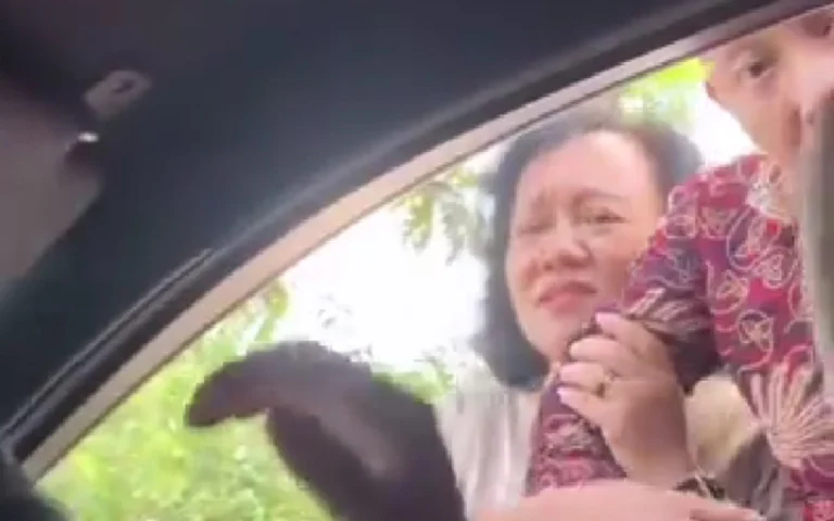 Sebuah video viral di media sosial menunjukkan seorang pria mengaku sebagai Ketua Pemuda Pancasila (PP) Kabupaten Semarang terlibat perdebatan dengan pengendara mobil di Dusun Bandungan, Desa Kalongan, Ungaran Timur. Insiden ini terjadi di jalan sempit yang digunakan sebagai pengalihan arus akibat longsor.