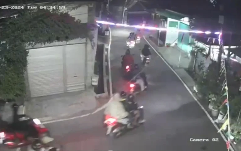 Dunia maya dihebohkan oleh sebuah video yang menunjukkan sekelompok remaja melakukan konvoi di komplek pemukiman warga di Salatiga pada Rabu (24/7/2024). Video berdurasi kurang dari satu menit itu memperlihatkan gerombolan remaja membawa senjata tajam sambil menaiki 21 motor, masing-masing berboncengan 2-3 orang.