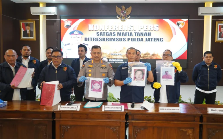 Tim Satgas Mafia Tanah Ditreskrimsus Polda Jateng mengungkap kasus mafia tanah yang melibatkan tiga orang tersangka, DI (49), AH (39), dan NR (41), yang merebut lahan milik 11 petani di Kota Salatiga seluas sekitar 27 ribu meter persegi. Dalam konferensi pers pada Senin, (29/7/2024), Kabidhumas Polda Jateng Kombes Pol Artanto menjelaskan bahwa para tersangka menggunakan berbagai modus, termasuk memberikan uang muka dan kebohongan, untuk mendapatkan sertifikat tanah yang kemudian dibalik nama menjadi atas nama AH dan digunakan sebagai agunan kredit senilai Rp 25 miliar.