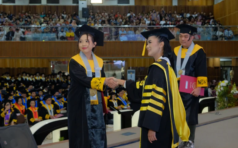 Pada Kamis, 25 Juli 2024, Universitas Kristen Satya Wacana (UKSW) melangsungkan Upacara Wisuda Periode III Tahun 2024 di Balairung Universitas, dihadiri oleh Rektor UKSW Prof. Dr. Intiyas Utami, S.E., M.Si., Ak., yang melepas 694 wisudawan dari Program Sarjana, Magister, dan Doktor. Upacara dipimpin oleh Ketua Senat UKSW Prof. Daniel Daud Kameo dan dihadiri oleh Pengurus Yayasan YPTKSW serta Pj Wali Kota Salatiga Yasip Kashani, dan tamu undangan dari Universitas Pertahanan Republik Indonesia (UNHAN RI).