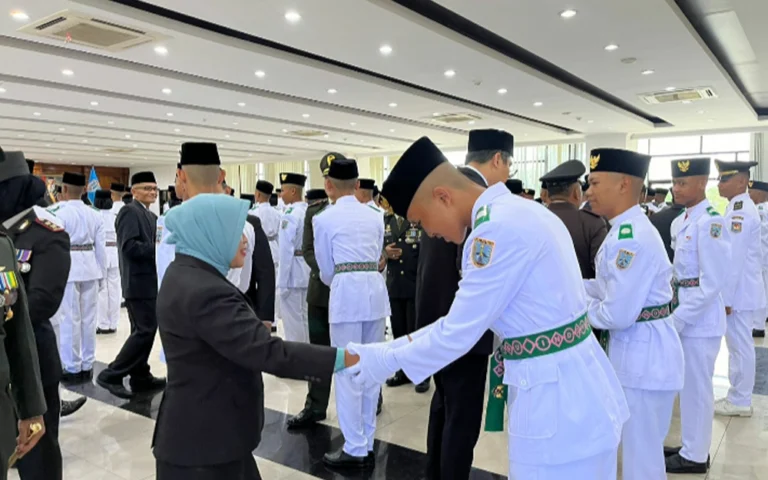enjabat Wali Kota Salatiga, Yasip Khasani, mengukuhkan 82 anggota Pasukan Pengibar Bendera Pusaka (Paskibraka) Kota Salatiga Tahun 2024 dalam sebuah upacara di Ruang Kaloka pada Kamis malam, 15 Agustus 2024. Dalam sambutannya, Yasip menekankan pentingnya momen pengukuhan ini sebagai bagian dari sejarah perayaan Hari Kemerdekaan Indonesia pada 17 Agustus 2024. I