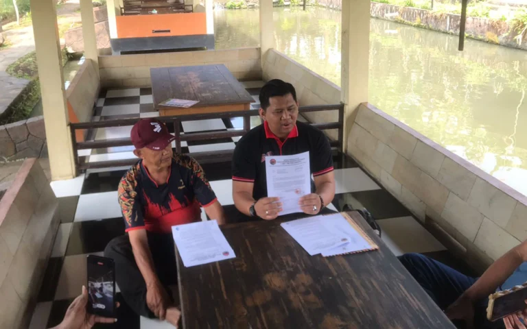 Bonar Novi Priatmoko dan Sarmin, dua caleg PDIP dengan suara terbanyak di Dapil Sidorejo, Kota Salatiga, menuntut hak mereka untuk dilantik sebagai anggota DPRD Kota Salatiga setelah keluarnya surat keputusan dari DPP PDIP yang ditandatangani Komarudin Watubun dan Hasto Kristiyanto. Surat tertanggal 20 Agustus 2024 ini menetapkan bahwa penentuan calon terpilih didasarkan pada suara terbanyak.