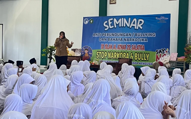 Satresnarkoba Polres Salatiga mengadakan penyuluhan Pencegahan, Pemberantasan, Penyalahgunaan, dan Peredaran Gelap Narkoba (P4GN) di SD Islam Al Azhar 22 Salatiga pada Jumat, 30 Agustus 2024, dengan sasaran siswa kelas 4, 5, dan 6. Kasat Resnarkoba Polres Salatiga, Iptu Henri Widyoriani, menjelaskan bahwa kegiatan ini bertujuan untuk mengedukasi anak-anak sejak dini tentang bahaya narkoba dan cara menghindarinya, dengan harapan dapat membentuk generasi muda yang sadar akan bahaya narkoba.