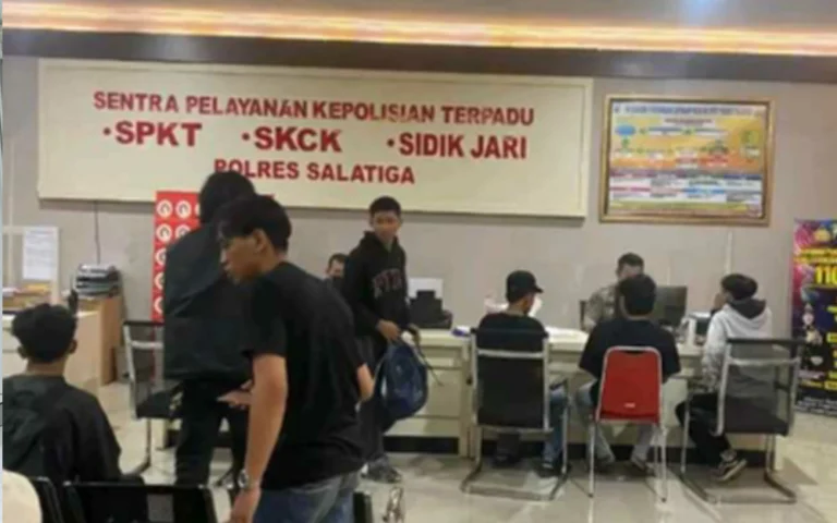 Pada konser musik di Alun-alun Pancasila Salatiga pada Minggu malam (11/08), puluhan penonton melaporkan kehilangan barang berharga seperti handphone dan dompet, diduga akibat pencopetan saat berdesak-desakan. Setidaknya 31 orang telah melapor ke Polres Salatiga, dan jumlah ini diperkirakan akan bertambah. K