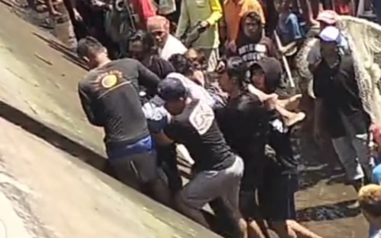 Patmo (69), warga Dusun Belo, Desa Rembes, Bringin, Kabupaten Semarang, tenggelam dan kehilangan nyawanya di Kolam Tando Harian (KTH) Sub Unit PLTA Timo, Desa Tlompakan, Tuntang, pada Senin (5/8/2024) saat mencari ikan dalam kegiatan pengurasan dan pembersihan sedimen kolam.