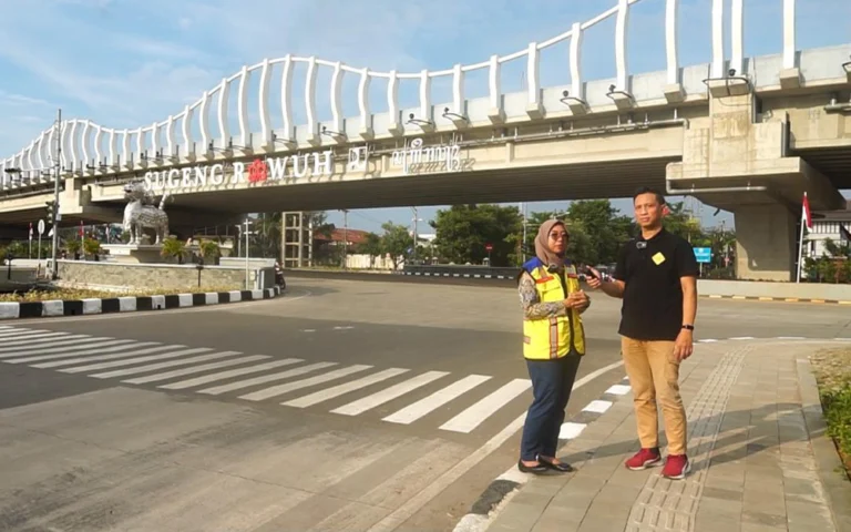 Pembangunan Flyover Madukoro di Kota Semarang, Jawa Tengah, yang dimulai pada April 2023 dan selesai pada Maret 2024, kini telah rampung 100% dan difungsionalkan oleh Ditjen Bina Marga Kementerian PUPR melalui BBPJN Jawa Tengah-D.I. Yogyakarta. Flyover sepanjang 1.500 meter ini, yang dibangun dengan anggaran pinjaman luar negeri dari World Bank senilai Rp 199 miliar, telah berhasil mengurangi kemacetan di jalan arteri yang menghubungkan Pantura Barat dan Pantura Timur.