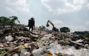 etua Dewan Perwakilan Rakyat Daerah (DPRD) Kabupaten Semarang, Bondan Marutohening, mendesak agar permasalahan sampah di Tempat Pembuangan Akhir (TPA) Blondo, Bawen diselesaikan tahun ini. TPA Blondo sudah tidak layak karena volume sampah melebihi daya tampung, sehingga perlu penambahan sarana dan prasarana serta pencarian lokasi baru.