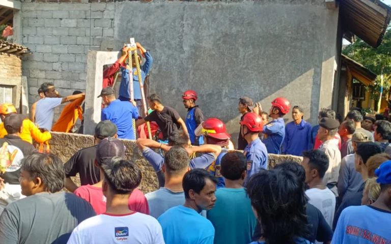 Seorang bocah berusia 6 tahun, BL, asal Desa Mukiran, Kaliwungu, Kabupaten Semarang, mengalami nasib tragis setelah tercebur ke dalam sumur sedalam 15 meter pada Kamis (8/8/2024). Kejadian bermula saat BL menemani ibunya mencuci pakaian di dekat sumur sekitar pukul 12.30 WIB. Setelah selesai, ibu korban mandi, sementara BL bermain di sekitar sumur yang tertutup papan.