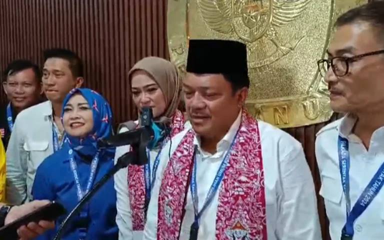 Pasangan calon Wali Kota dan Wakil Wali Kota Salatiga, dr. Robby Hernawan dan Nina Agustin, yang diusung oleh koalisi 13 partai politik, mendaftar sebagai pasangan calon ketiga di KPU Kota Salatiga pada Kamis, 29 Agustus 2024. Dengan dukungan partai-partai besar seperti Gerindra, Demokrat, dan Golkar, serta partai lainnya, Robby Hernawan semakin optimistis dalam menghadapi kontestasi Pilkada Salatiga 2024.