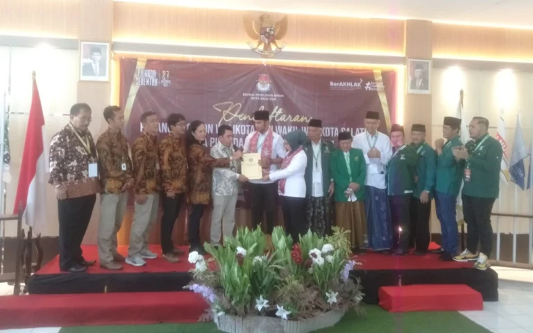 Pasangan calon Wali Kota dan Wakil Wali Kota Salatiga, Juan Rama dan Sri Wahyuni, resmi mendaftar ke KPU Kota Salatiga pada Kamis, 29 Agustus 2024, dengan dukungan dari Partai Kebangkitan Bangsa (PKB). Mereka tiba di kantor KPU dengan iringan mobil klasik, didampingi kader PKB, tim sukses, relawan, serta kiai dan tokoh NU Kota Salatiga.