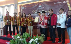 Pasangan Sinoeng Noegroho Rachmadi dan Budi Santoso (SiBudi) menjadi yang pertama mendaftar sebagai calon Wali Kota dan Wakil Wali Kota Salatiga di Kantor KPU Salatiga pada Selasa (27/8/2024) sore. Didukung oleh empat partai politik, pasangan ini datang bersama ratusan kader, simpatisan, dan relawan, serta diiringi hiburan drumblek.