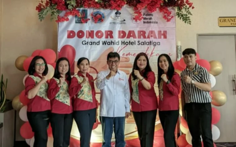 Dalam rangka memperingati Hari Kemerdekaan Republik Indonesia ke-79, Grand Wahid Hotel Salatiga menggelar kegiatan donor darah terbuka untuk umum pada Rabu, 7 Agustus 2024 di area lobi hotel dari pukul 08.00 hingga 13.00 WIB. Acara ini dihadiri oleh Ketua PMI Kota Salatiga, Muh Haris, bersama General Manager Grand Wahid Hotel Salatiga, Emawati, serta tamu hotel dan berbagai instansi seperti Korem Salatiga, Satpol PP Salatiga, Ikatan Wanita Bank Jateng, karyawan Bank CIMB Niaga, dan Duta Wisata Kota Salatiga.
