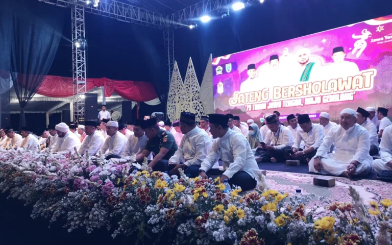 Acara Jawa Tengah Bersholawat dalam rangka Hari Jadi Pemerintah Provinsi Jawa Tengah ke-79 digelar pada Senin malam, 19 Agustus 2024, di Lapangan UIN Salatiga dengan lantunan selawat yang dipimpin oleh Habib Syech bin Abdul Qadir Assegaf dan grup hadroh Ahbabul Musthofa, dihadiri oleh puluhan ribu jamaah dari Salatiga dan sekitarnya.