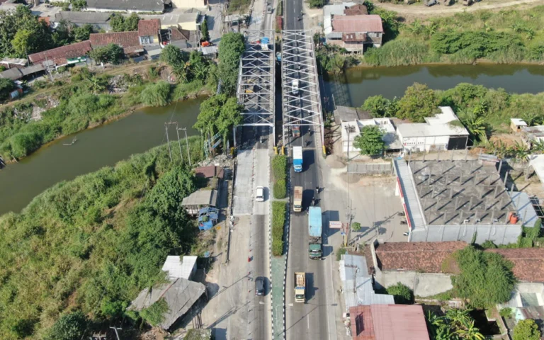 Jembatan Tuntang Buyaran B di Karangtengah, yang menghubungkan Kudus dengan Semarang, akan ditutup satu jalur penuh mulai Rabu, 21 Agustus 2024, hingga akhir September 2024, sebagai bagian dari proyek revitalisasi jembatan yang diperkirakan berlangsung selama dua bulan. Menurut Wisnu Herlambang, PPK 3.1 BBPJN Jateng DIY, perbaikan jembatan ini dimulai pada 29 Juli 2024 dan akan berimbas pada lalu lintas hingga akhir September, setelah itu lalu lintas akan dibuka kembali.