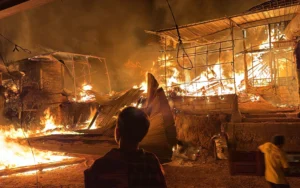 Kandang ayam di Desa Kebonagung, Sumowono, Kabupaten Semarang, terbakar pada Jumat dini hari, 16 Agustus 2024, diduga akibat korsleting listrik dari bagian tengah atap kandang. Kepala Satpol PP dan Damkar Kabupaten Semarang, Anang Sukoco, menerima laporan kejadian sekitar pukul 01.10 WIB, dan segera mengirimkan 2 unit armada damkar dari Pos Ambarawa dibantu oleh BPBD Kabupaten Semarang untuk memadamkan api.