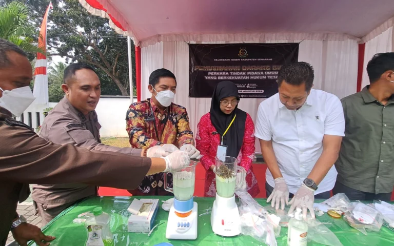Kejaksaan Negeri (Kejari) Kabupaten Semarang memusnahkan barang bukti (barbuk) dari 63 perkara tindak pidana umum periode Mei 2023-Juni 2024, dengan mayoritas kasus penyalahgunaan narkoba. Barbuk yang dimusnahkan meliputi 113,3 gram sabu, 4,13 gram tembakau gorila, 30,6 gram ganja, 1.711 butir pil, serta 57 unit handphone.