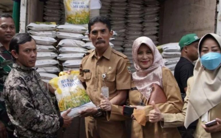 Dinas Perdagangan (Disdag) Kota Salatiga akan menggelar operasi pasar beras di empat kecamatan sebagai upaya pengendalian inflasi. Kepala Disdag Salatiga, Kusumo Aji, menjelaskan bahwa operasi pasar akan dimulai pada 5 Agustus 2024 dengan total 28 ton beras, masing-masing kecamatan mendapat alokasi 7 ton.