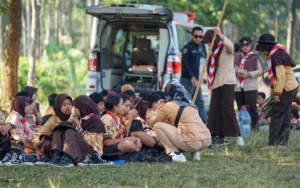 Pj. Wali Kota Salatiga, Yasip Khasani, menyayangkan banyaknya anggota Pramuka yang jatuh pingsan saat Upacara Peringatan Hari Pramuka ke-63 di Bumi Perkemahan Buana Sakti, Salatiga, Selasa (21/8/24). Menurutnya, hal ini disebabkan oleh kurangnya asupan vitamin D alami dari sinar matahari pada generasi saat ini.