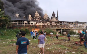 Kebakaran yang melanda Daya Tarik Wisata (DTW) Taman Bunga Celosia Bandungan, Kabupaten Semarang, pada Selasa (6/8/2024) sore, mengakibatkan sejumlah fasilitas, termasuk laboratorium kultur jaringan, hangus terbakar. Direktur Legal Taman Bunga Celosia, Hubertus Setiyono, menyatakan bahwa bangunan yang terbakar terdiri dari restoran, dapur, dan laboratorium, dengan kerugian material diperkirakan sekitar Rp1 miliar.