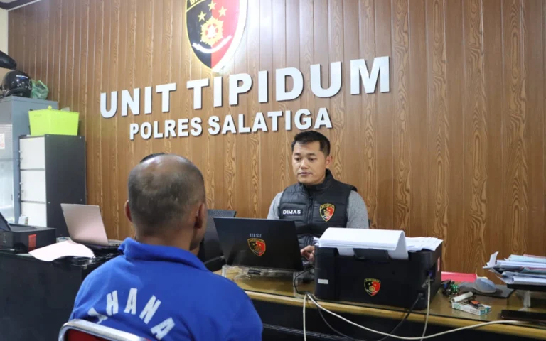 Tim Satreskrim Polres Salatiga yang dipimpin oleh Plh Kasat Reskrim Iptu Junia Rakhma Putri berhasil menangkap W (42), warga Setoyo Ungaran Barat, Kabupaten Semarang, setelah ia tertangkap kamera CCTV membobol Alfamart Cebongan di Jl Soekarno-Hatta Salatiga. W mencuri 936 bungkus rokok berbagai merk dan sebuah cocktail korek api, dengan total kerugian mencapai Rp 21.864.792.
