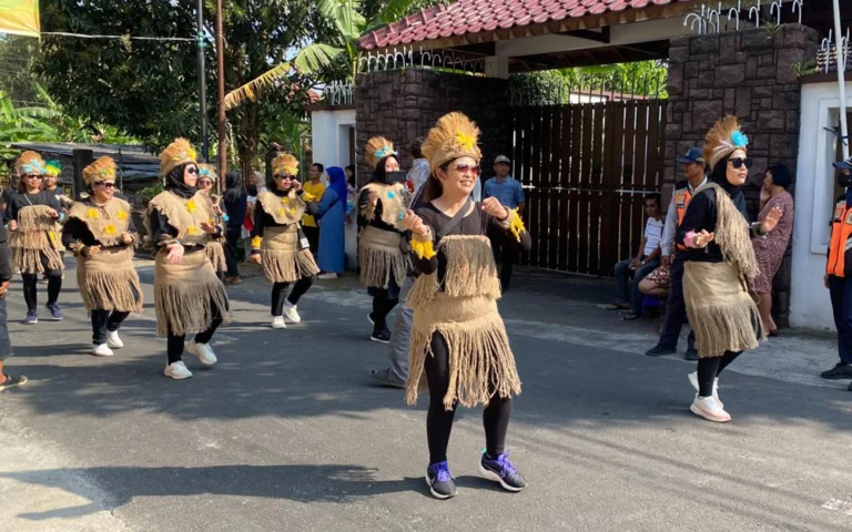Warga RW 1 dan RW 10 Dukuh Krajan, Kelurahan Dukuh, Kecamatan Sidomukti, Salatiga, menggelar kirab merti desa pada Minggu (11/8/24) sebagai bagian dari tradisi saparan yang telah dipertahankan secara turun temurun. Sebanyak 13 RT berpartisipasi dengan menampilkan berbagai atraksi seperti tarian kuda lumping, tari tradisional kreasi baru, pawai hasil panen, dan replika hewan, mengelilingi wilayah Dukuh Krajan.