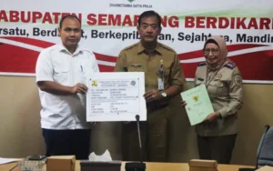 Pemerintah Kabupaten Semarang menerima uang ganti rugi (UGR) sebesar Rp25,6 miliar dari aset tanah di Kecamatan Bawen yang terdampak proyek Tol Yogya-Bawen, dengan luas 8.815 meter persegi, pada Senin (19/8/2024). Kepala Bagian Tata Pemerintahan Kabupaten Semarang, Zaenal Arifin, menyatakan bahwa dana tersebut akan digunakan untuk pembelian lahan relokasi SDN Bawen 01, pembangunan kantor kelurahan, dan perluasan Tempat Pembuangan Akhir (TPA) Blondo.