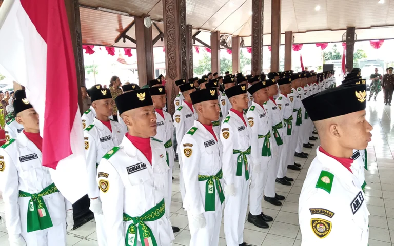 Bupati Semarang, Ngesti Nugraha, mengukuhkan 75 anggota Pasukan Pengibar Bendera Pusaka (Paskibraka) yang akan bertugas pada HUT ke-79 Kemerdekaan RI di Bumi Serasi. Anggota Paskibraka ini terdiri dari siswa-siswi terpilih dari seluruh SMA/SMK sederajat se-Kabupaten Semarang. Setelah menjalani serangkaian latihan, mereka akan bertugas dalam pengibaran dan penurunan Bendera Merah Putih.