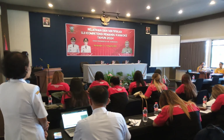Dinas Pariwisata Kabupaten Semarang menyelenggarakan pelatihan dan sertifikasi uji kompetensi bagi 27 pemandu karaoke pada 13-14 Agustus 2024 di Hotel Terra Cassa Bandungan. Acara yang diadakan atas permintaan Asosiasi Karaoke Bandungan (AKRAB) ini bertujuan untuk meningkatkan kualitas sumber daya manusia di sektor pariwisata, khususnya usaha hiburan karaoke.
