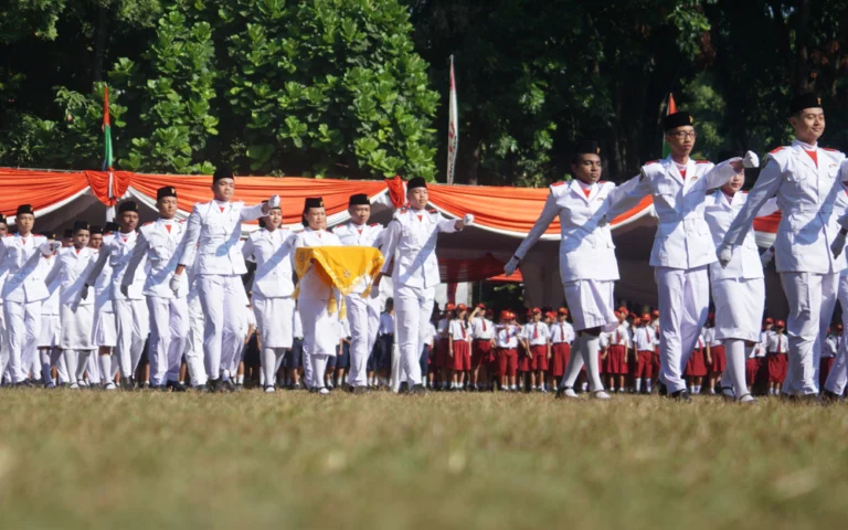 Dalam peringatan HUT ke-79 Kemerdekaan RI tahun 2024, Universitas Kristen Satya Wacana (UKSW) Salatiga menggelar upacara di Lapangan Sepak Bola UKSW dengan Rektor Prof. Dr. Intiyas Utami sebagai inspektur upacara, mengenakan busana adat Lampung. Upacara ini melibatkan berbagai elemen kampus, termasuk mahasiswa baru, dosen, tenaga kependidikan, serta siswa dari berbagai jenjang pendidikan, semuanya mengenakan busana adat dari Sabang hingga Merauke.