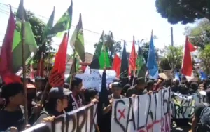 Ratusan mahasiswa dari 11 organisasi mahasiswa menggelar aksi demonstrasi besar-besaran di depan kantor DPRD Kota Salatiga pada Senin (26/8/2024), menolak revisi RUU Pilkada 2024 yang dianggap mencederai prinsip demokrasi dan menuntut pemerintah bertanggung jawab atas kebijakan yang dinilai merugikan rakyat.