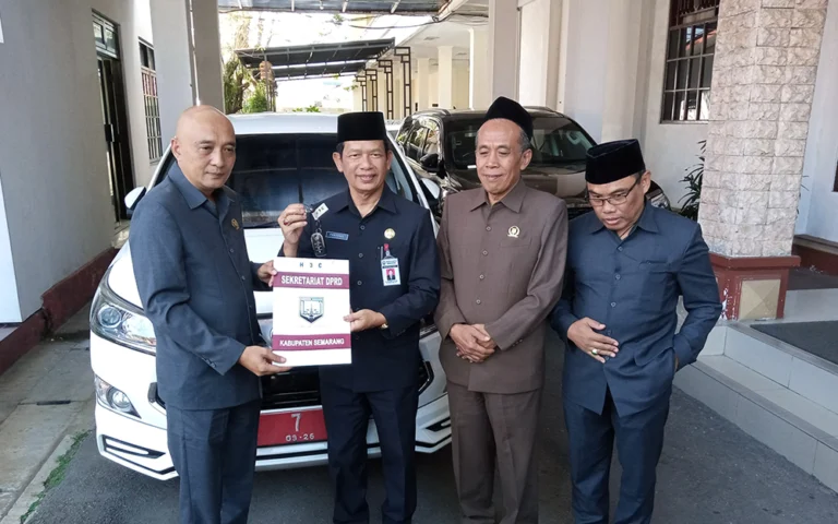 Empat pimpinan DPRD Kabupaten Semarang periode 2019-2024 mengembalikan aset berupa 4 unit mobil dan 50 laptop kepada Pemerintah Kabupaten Semarang seiring berakhirnya masa tugas mereka. Pengembalian aset dilakukan secara simbolis dengan penyerahan kunci mobil oleh pimpinan DPRD kepada Sekretaris DPRD Kabupaten Semarang, Partono, pada Senin (12/8/2024).