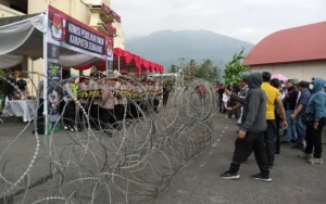 Polres Semarang menggelar Simulasi Sistem Pengamanan Kota (Sispamkota) di halaman GOR Pandanaran Wujil, Bergas, Kabupaten Semarang, pada Jumat (23/8/2024) untuk mempersiapkan pengamanan Pilkada 2024. Ratusan personel dari TNI, Polri, Satlinmas, dan penyelenggara Pemilu seperti KPU dan Bawaslu, berpartisipasi dalam simulasi yang melibatkan skenario dari situasi aman hingga penanganan jika terjadi peningkatan eskalasi.