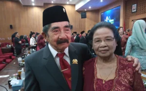 50 anggota DPRD Kabupaten Semarang periode 2024-2029 resmi dilantik, termasuk The Hok Hiong (74), legislator PDIP asal Kecamatan Ambarawa yang memasuki periode keenamnya sebagai wakil rakyat setelah 25 tahun tanpa jeda di kursi legislatif.