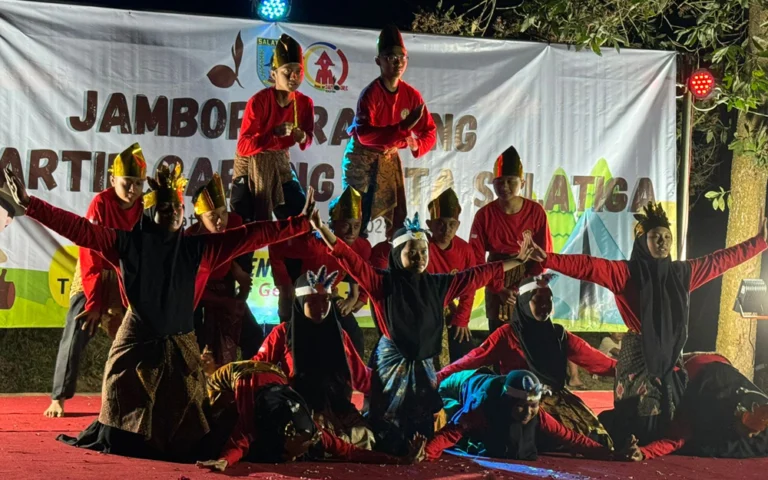 Suasana malam di Bumi Perkemahan Buana Sakti, Kota Salatiga, pada Senin, 19 Agustus 2024, diwarnai oleh penampilan memukau siswa-siswi SMPIT Nidaul Hikmah Salatiga dalam Jambore Ranting. Dalam rangkaian acara yang digelar selama tiga hari oleh Dispora Kota Salatiga untuk memperingati Hari Pramuka, Tari Saman yang ditampilkan berhasil memikat 560 peserta dan penonton.