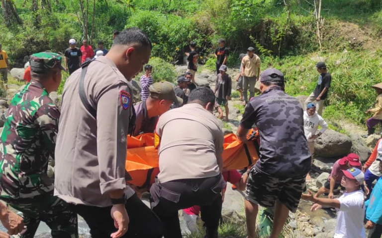 DP (13), seorang anak laki-laki dari Desa Ngadikerso, Sumowono, Kabupaten Semarang, ditemukan tewas saat bermain di Curug 7 Bidadari pada Minggu, 18 Agustus 2024. Korban bersama dua temannya tiba di lokasi sekitar pukul 08.45 WIB dan bermain air di sekitar jembatan curug.