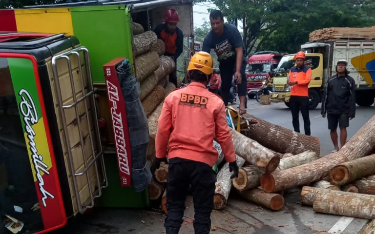 Kecelakaan tragis terjadi di ruas Jalan Perintis Kemerdekaan, Banyumanik, Kota Semarang pada Kamis (22/8/2024) sekitar pukul 05.00 WIB, melibatkan sebuah truk bermuatan kayu dari arah Ungaran yang menabrak motor roda tiga Tossa di depannya. Kecelakaan ini diduga terjadi karena sopir truk, Turyono, warga Wonosobo, mengantuk sehingga truk oleng, menabrak median jalan, dan terguling ke kiri, menimpa motor yang dikendarai oleh pasangan suami istri, Sri Mulyono dan Muntamah, warga Srondol Wetan, Banyumanik.