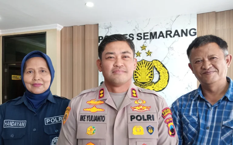 Sebuah video penganiayaan di Getasan, Kabupaten Semarang, memperlihatkan seorang perempuan dan anak laki-laki yang menganiaya bocah berinisial OMA (14), telah viral di media sosial. Video tersebut menunjukkan OMA dipegangi oleh perempuan sementara seorang anak laki-laki memukul dan menendangnya.