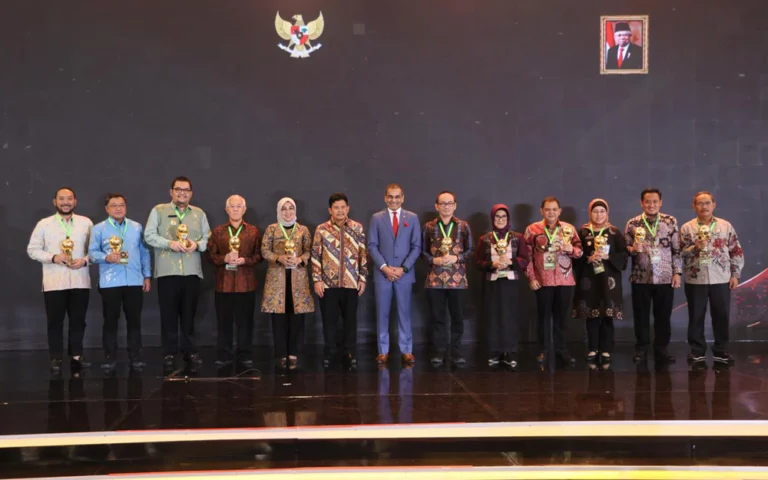 Bupati Semarang, Ngesti Nugraha, menerima penghargaan Universal Health Coverage (UHC) 2024 di Ballroom Krakatau, Taman Mini Indonesia Indah, Jakarta Timur, Kamis (8/8/2024), yang menobatkan Kabupaten Semarang sebagai salah satu kabupaten di Jawa Tengah yang berhasil meraih predikat sistem penjaminan kesehatan terbaik.