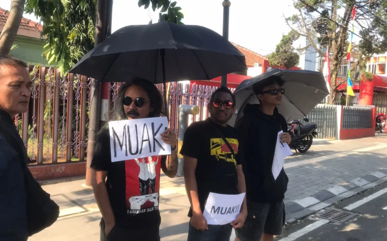 Bram Kusuma, seorang seniman asal Kota Salatiga, menggelar aksi diam diri di depan kantor DPRD Kota Salatiga pada Kamis (22/8/2024), sebagai bentuk protes terhadap pejabat dan DPR RI yang diduga mencoba mengakali putusan Mahkamah Konstitusi terkait UU Pilkada.