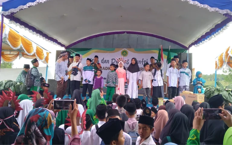 Lebih dari 1.500 santri dari Taman Pendidikan Al-Qur'an (TPQ) se-Kecamatan Suruh mengikuti acara "Dongeng dan Pentas Santri" yang diadakan oleh Badan Koordinasi Lembaga Pendidikan Al-Qur'an (BADKO LPQ) Kecamatan Suruh pada Minggu (08/09/2024) di Lapangan Desa Gunung Tumpeng.