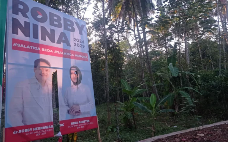 Alat Peraga Kampanye (APK) milik pasangan calon Wali Kota dan Wakil Wali Kota Salatiga, dr. Robby Hernawan dan Nina Agustin, diduga dirusak oleh orang tak dikenal pada Selasa (17/9/2024) di Kecamatan Sidomukti, Salatiga. Baliho berukuran 2x3 meter itu disobek pada bagian tengah dan wajah pasangan calon. T
