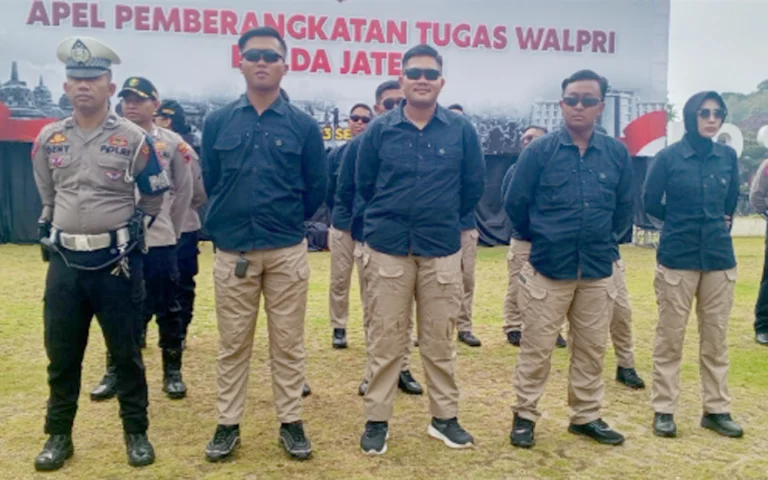 Polres Salatiga menyiapkan 40 personil Pengawal Pribadi (Walpri) untuk mengamankan pelaksanaan Pilkada 2024 di Kota Salatiga, di mana tiga pasangan calon Wali Kota dan Wakil Wali Kota akan bertanding. Setiap pasangan calon akan mendapatkan enam Walpri yang bertugas sejak penetapan nomor urut Paslon pada 23 September 2024, dengan 36 personil melekat dan 4 sebagai cadangan.