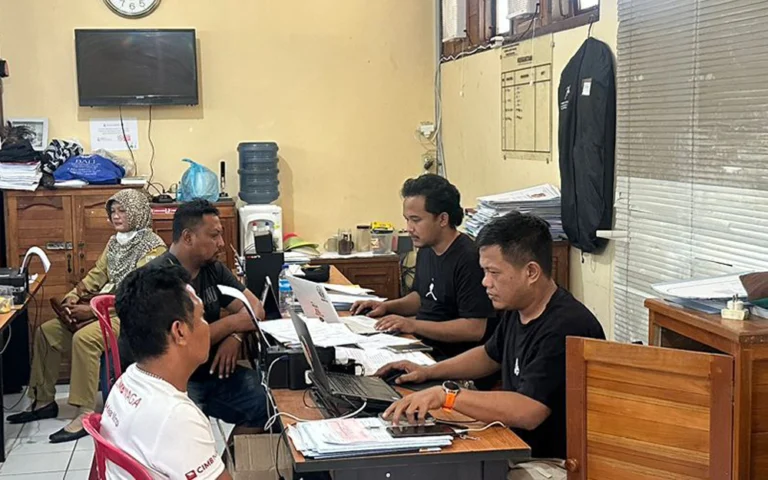 Dua pria asal Kabupaten Boyolali, berinisial WS (36) dan AI (38), ditangkap oleh Satuan Reserse Kriminal Polres Salatiga atas dugaan pencurian sepeda motor di Kota Salatiga. Keduanya dilaporkan oleh korban, Yudita Pratama, yang kehilangan Honda Beat di JLS Square Ngemplak, Salatiga pada 25 Agustus 2024, dan sebelumnya oleh Fransiska Primaresty, yang kehilangan Yamaha NMAX di Jl. Imam Bonjol, Salatiga pada 4 Juli 2024.