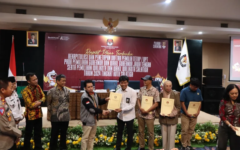 Komisi Pemilihan Umum (KPU) Salatiga menetapkan jumlah Daftar Pemilih Tetap (DPT) untuk Pilkada 2024 sebanyak 149.477 orang, naik 3.210 dari Pemilu Februari 2024 lalu yang tercatat 146.267 pemilih. Pemutakhiran data pemilih dilakukan melalui beberapa tahap, mulai dari DP4, Coklit, DPHP, DPS, hingga DPSHP. DPT terdiri dari 72.382 laki-laki dan 77.095 perempuan, dengan kenaikan dipengaruhi oleh pemilih baru, pendatang, serta anggota TNI dan Polri yang pensiun.