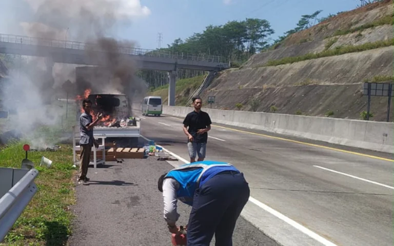 Sebuah mobil pikap Mega Carry berpelat H9901GK terbakar di ruas Tol Semarang-Solo, KM450+200 jalur A, Kecamatan Pabelan, Kabupaten Semarang, pada Jumat (20/9/2024) sekitar pukul 09.35 WIB. Kebakaran diduga akibat korsleting listrik di belakang kursi penumpang yang memicu api pada kabin depan dan menjalar ke bak pikap.