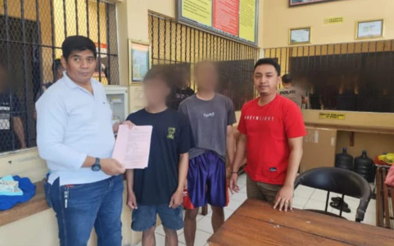 Dua pelaku, Hendy dan Umar, warga Pabelan Kabupaten Semarang, ditangkap Polres Salatiga karena diduga menganiaya Jun, warga Bringin, Kabupaten Semarang, pada Sabtu (14/09/2024). Insiden bermula saat Hendy dan Umar mengunjungi kos Setyo Nur Anisah di Turusan, Salatiga, namun diusir dan kemudian terlibat cekcok dengan korban di dekat warung bakso Koboy, Jalan Patimura.